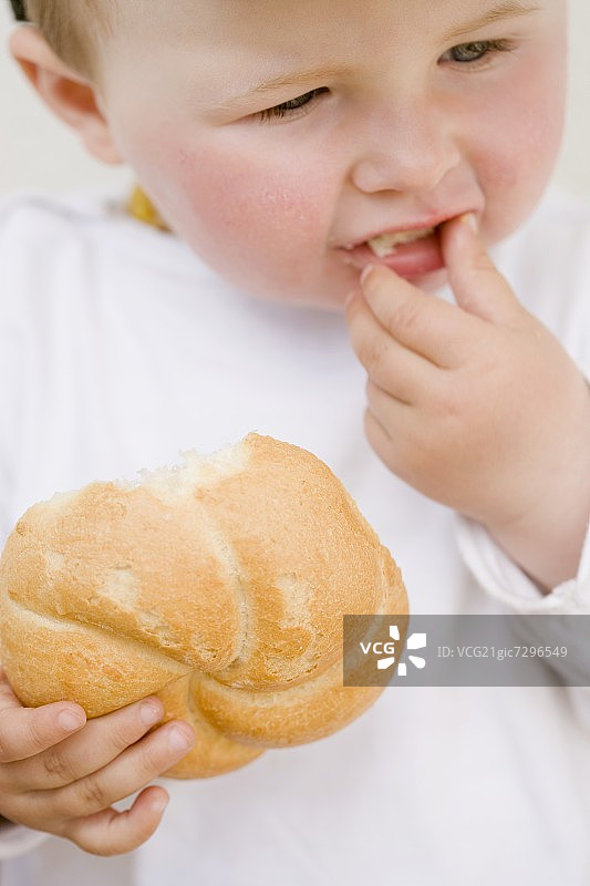 婴儿吃面包卷图片素材