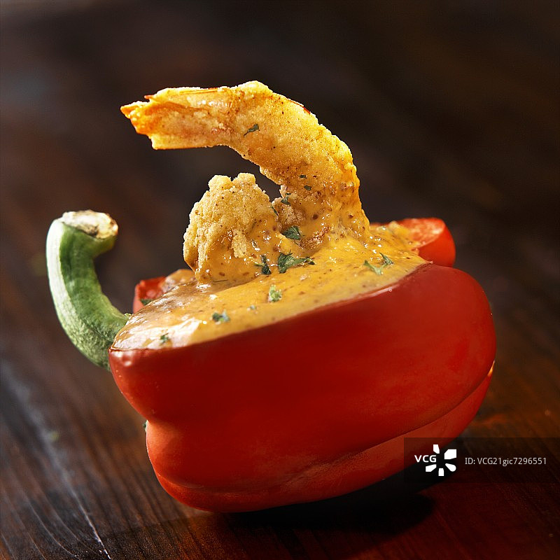 裹上面包屑的虾蘸着浓郁的辣根酱，盛在甜椒中图片素材