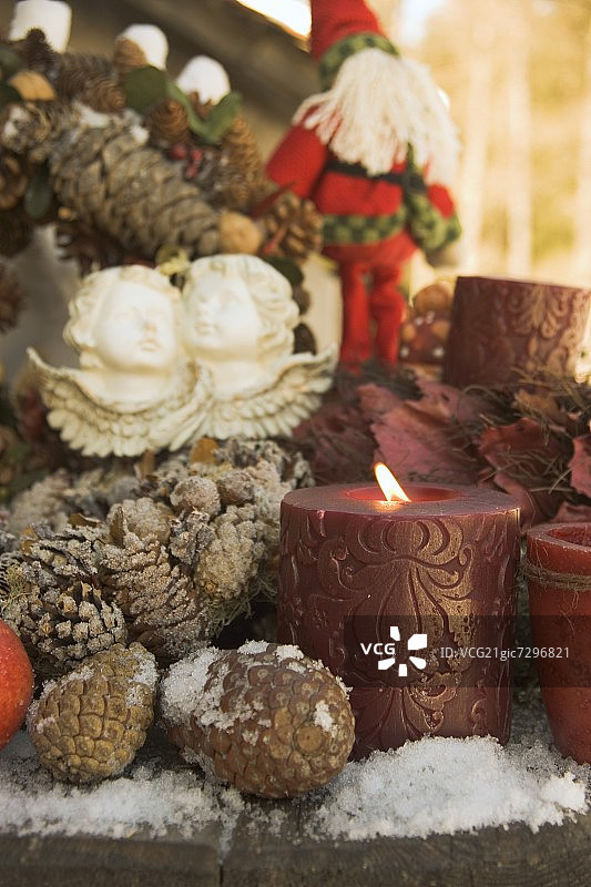 木桌上的圣诞节装饰（细节图）图片素材