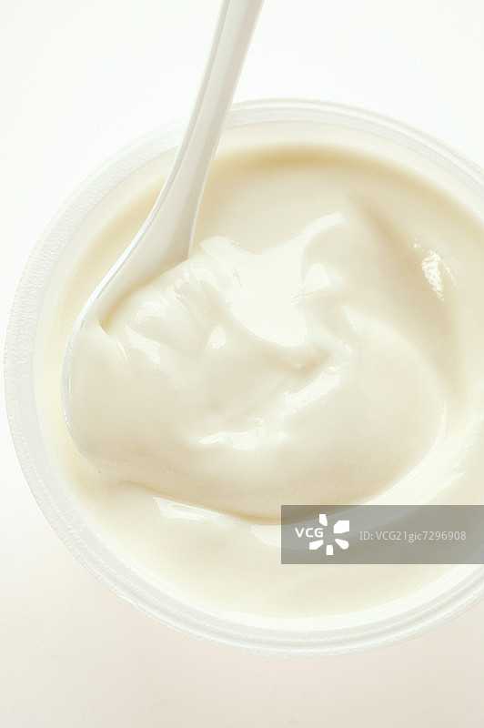 罐装酸奶和勺子图片素材
