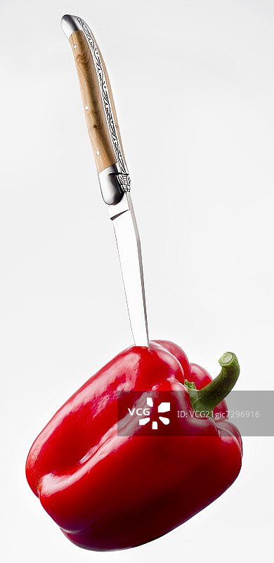 刀插在红辣椒里图片素材