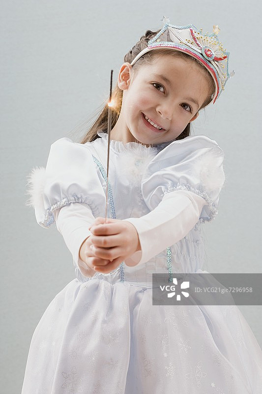 装扮成公主手持烟花棒的小女孩图片素材