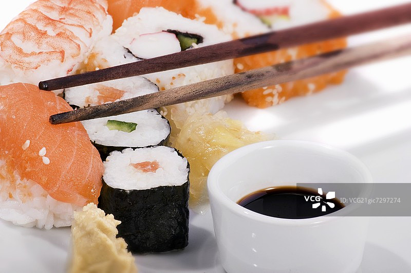 寿司卷和握寿司配酱油和腌姜片图片素材