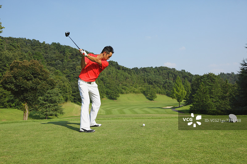 挥杆的高尔夫球手图片素材