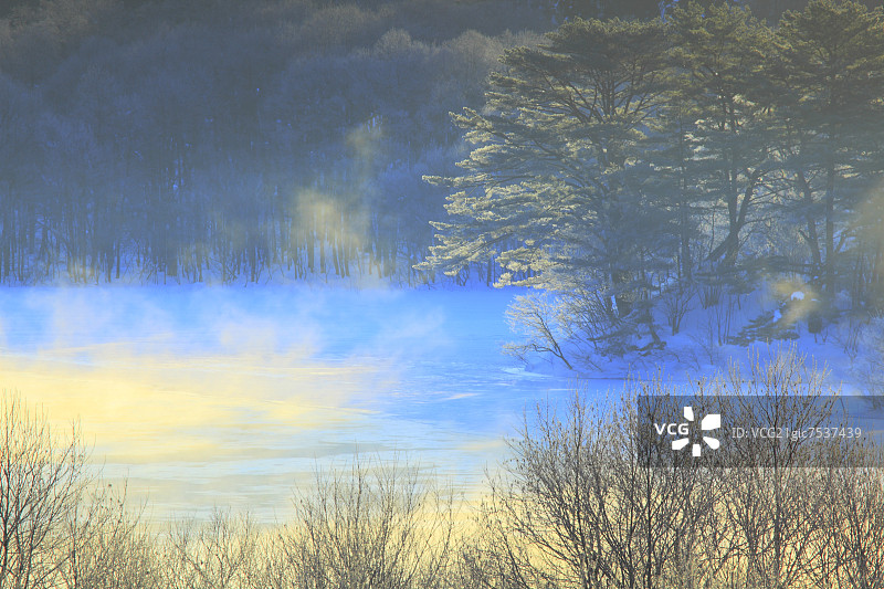福岛县小野川湖的雾和雪图片素材