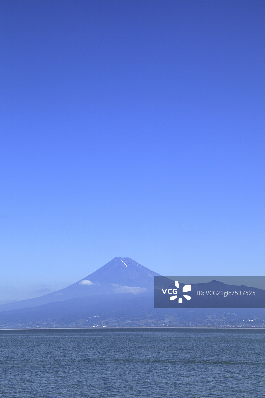 从骏河湾眺望富士山，静冈县图片素材