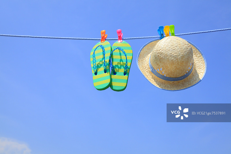 草帽、沙滩凉鞋和蓝天图片素材