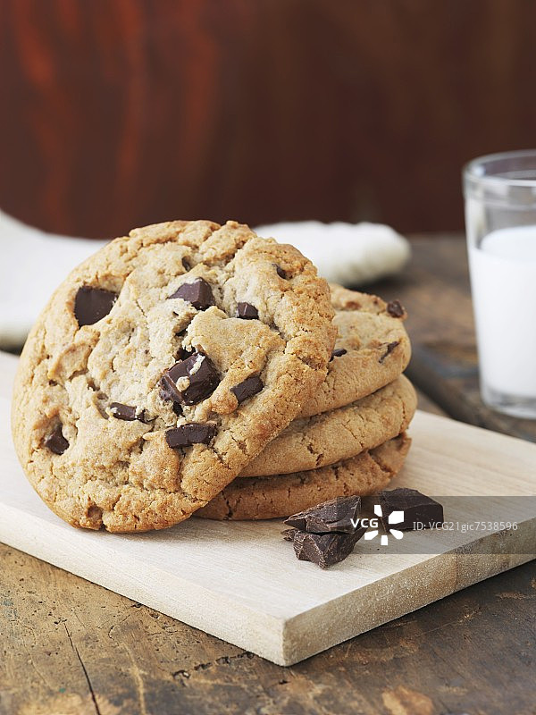 木板上的大块巧克力饼干图片素材