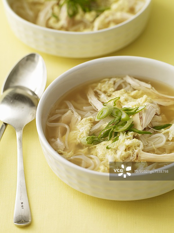 两碗鸡肉面汤和勺子图片素材