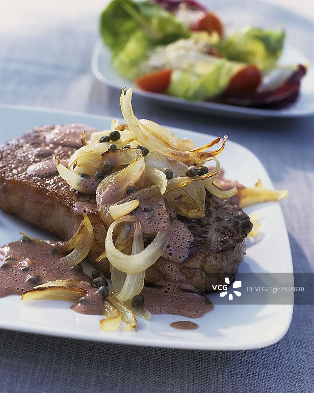 烤牛肉配洋葱和刺山柑图片素材