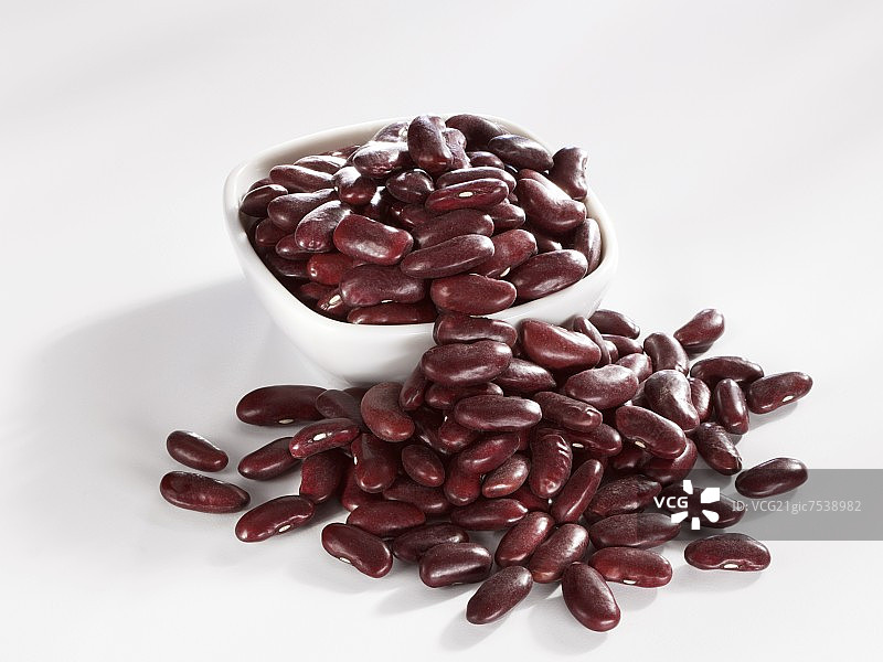 小碗里和旁边的红腰豆图片素材