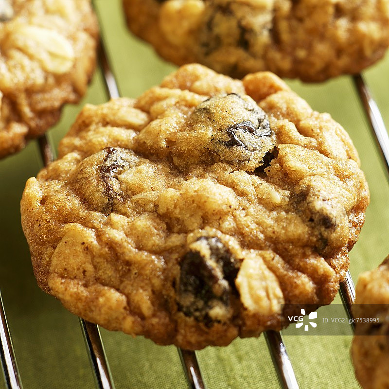 冷却架上的燕麦葡萄干饼干图片素材