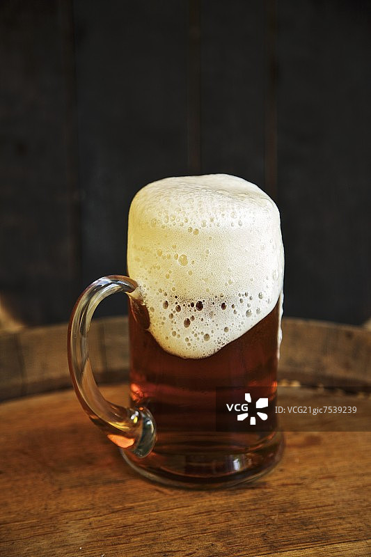 泡沫啤酒玻璃杯图片素材
