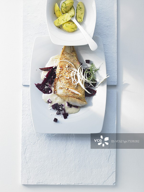甜菜根辣根酱鲈鱼图片素材