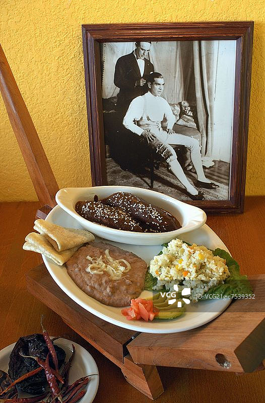 墨西哥菜肴：莫雷波布拉诺（巧克力酱）图片素材