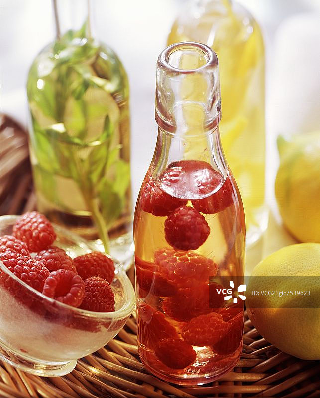 瓶装覆盆子醋、罗勒醋和柠檬醋图片素材
