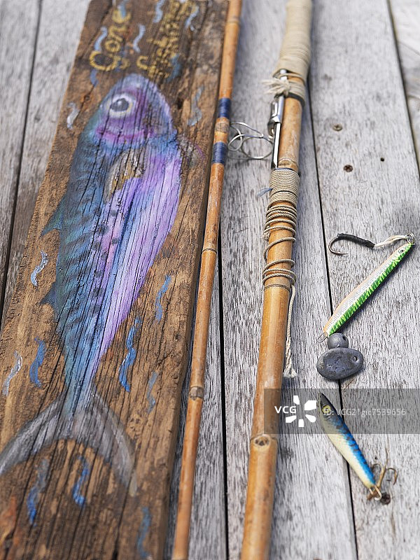 渔具和木板彩绘鱼静物图片素材