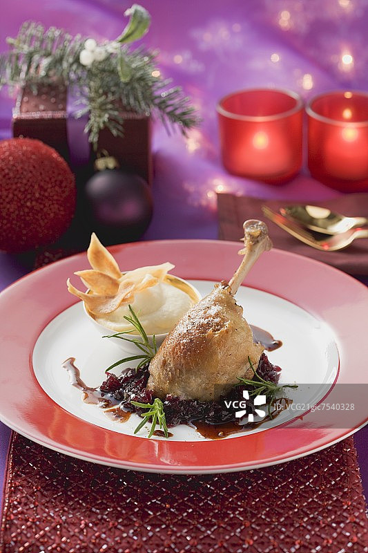 油封鸭肉和红洋葱配婆罗门参泥图片素材