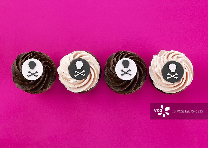 四个带有海盗装饰的纸杯蛋糕图片素材