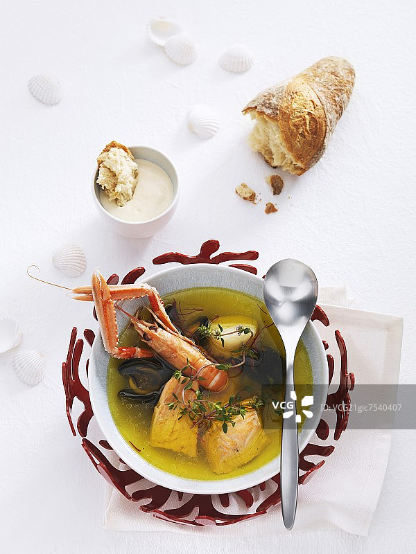 搭配蒜蓉蛋黄酱的法式海鲜汤图片素材