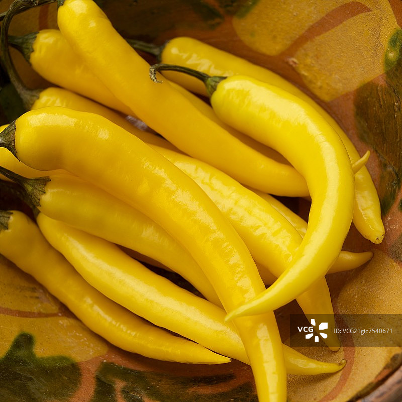 碗里的完整黄色辣椒图片素材