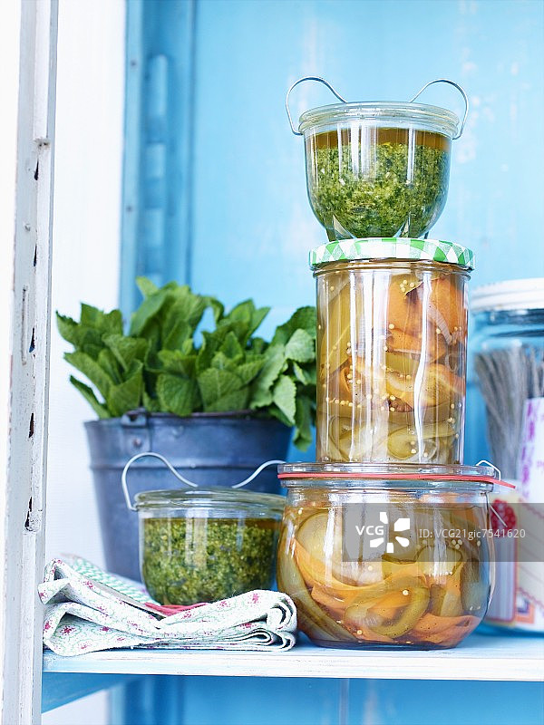 薄荷腰果青酱和腌制蔬菜（保鲜罐装）图片素材