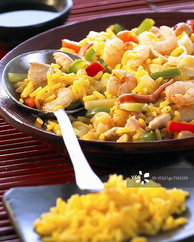 鸡肉鲜虾火腿炒饭图片素材