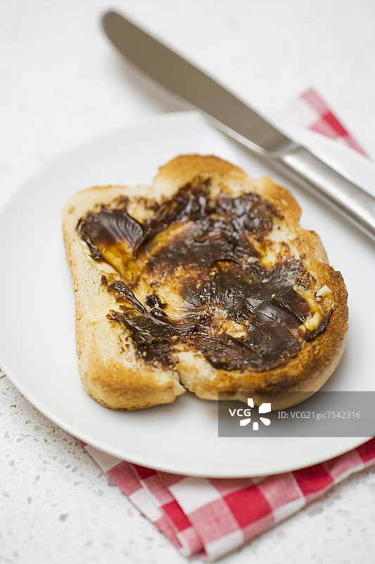 吐司上的澳洲酵母酱图片素材