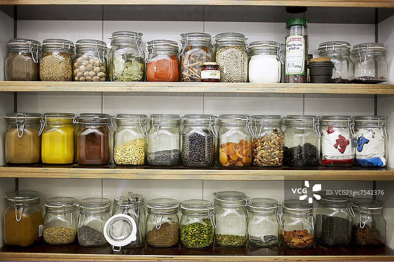 架子上保鲜罐中的香料图片素材