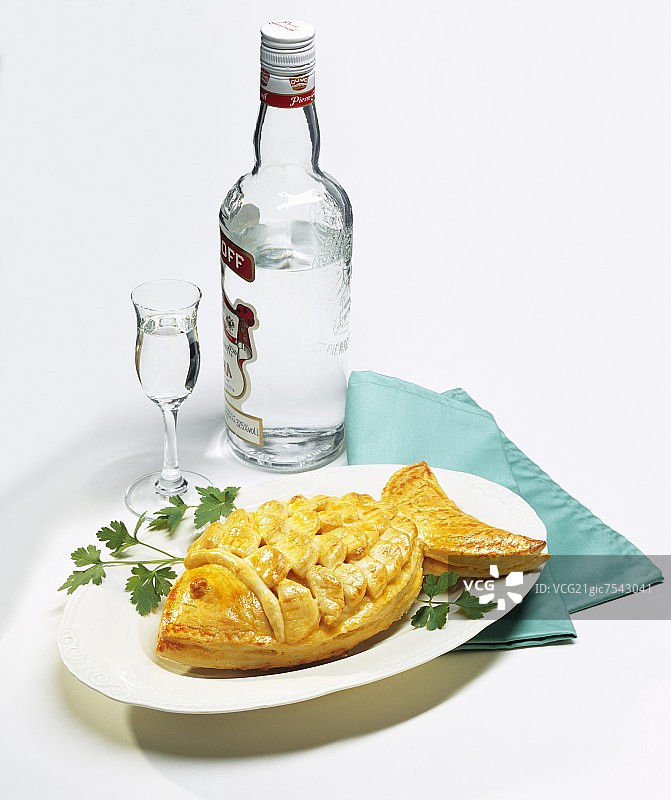鱼形酵母馅饼与伏特加酒图片素材