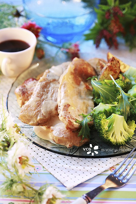 葡萄酒芥末酱西兰花小牛肉片图片素材