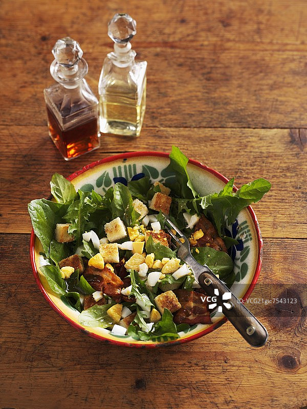 鸡蛋培根蒲公英沙拉图片素材