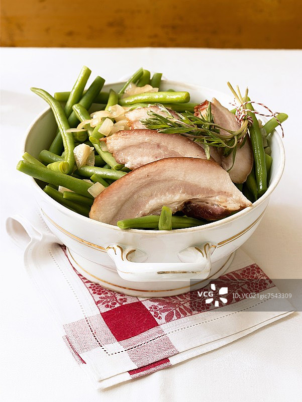 烟熏猪脸肉配绿豆图片素材