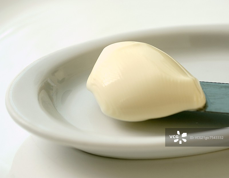 盘中涂抹奶酪和刀具图片素材