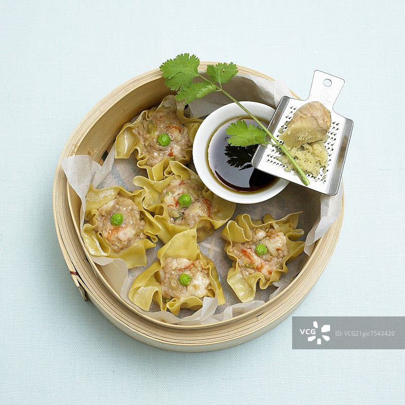 鸡肉、虾、酱油和姜馅的意式饺子（亚洲风味）图片素材
