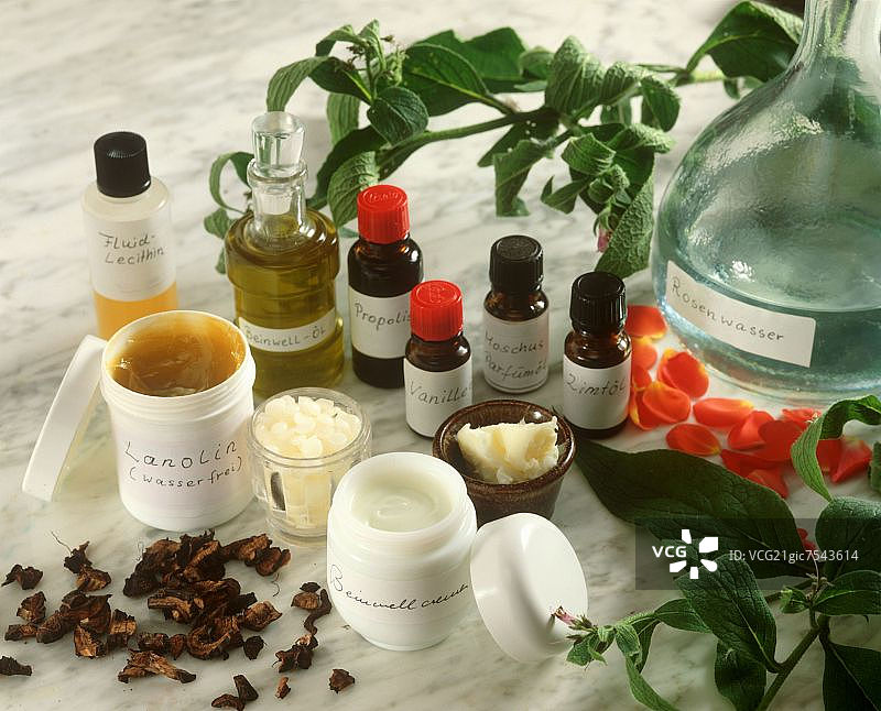 含有药膏、精油、玫瑰水和草药的静物图片素材
