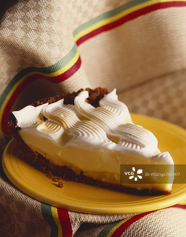 黄色盘子上的柠檬蛋白酥皮派切片图片素材