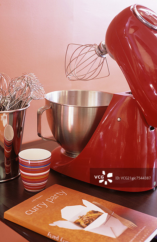 带搅拌器的电动搅拌机、烹饪书图片素材