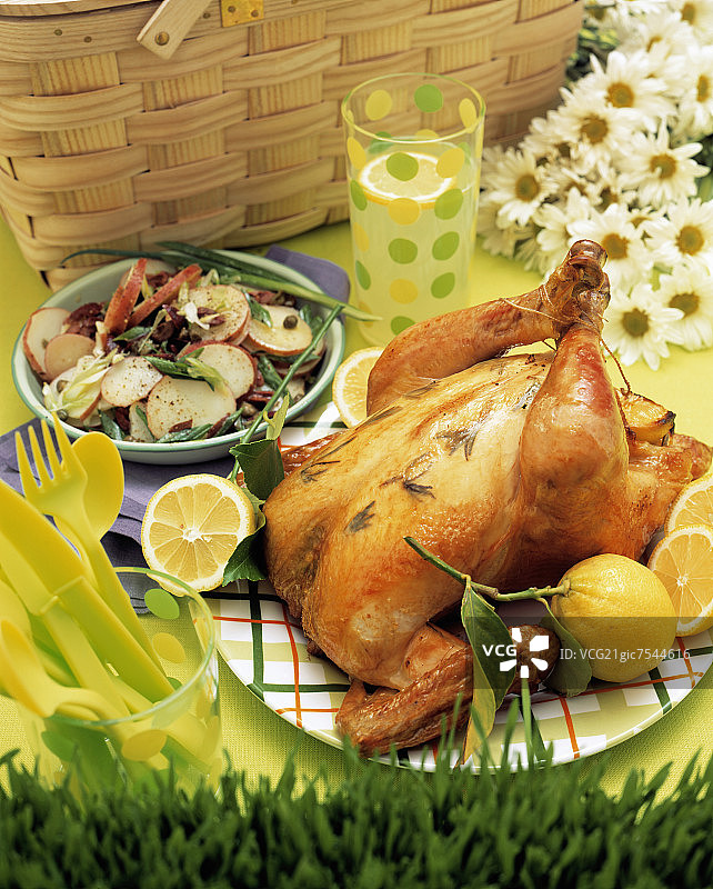 烤柠檬鸡肉和土豆沙拉野餐图片素材