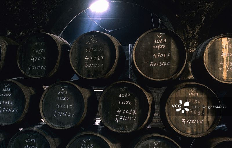 葡萄牙费雷拉波特酒窖中的波特酒桶图片素材