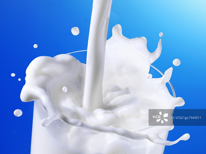 倒牛奶时溅出玻璃杯图片素材