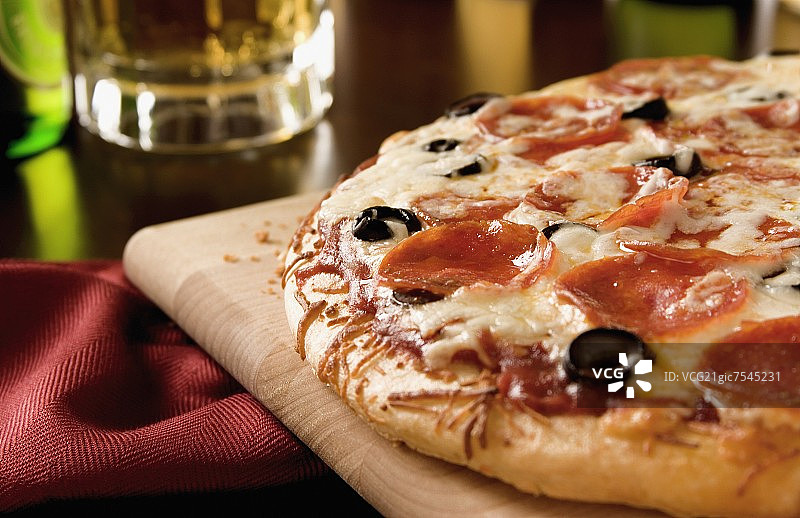 意大利辣香肠和橄榄披萨图片素材