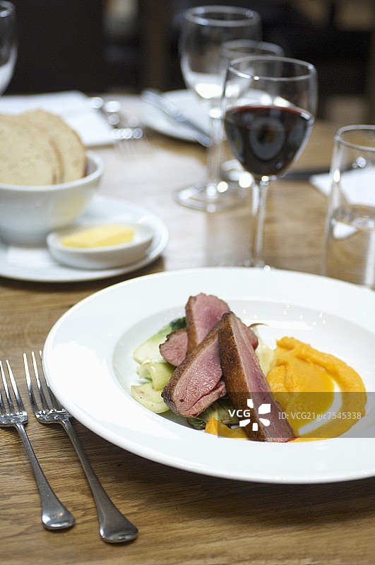 餐厅里的胡萝卜泥鸭胸图片素材