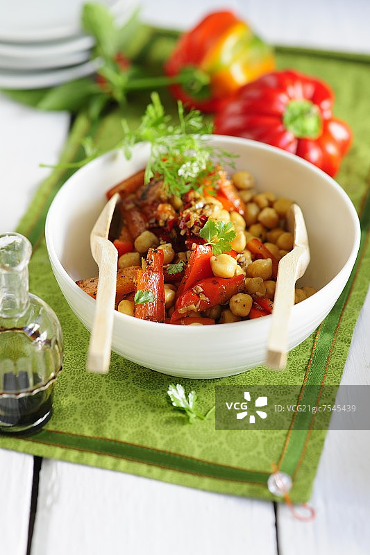 含辣椒和香菜的鹰嘴豆沙拉图片素材