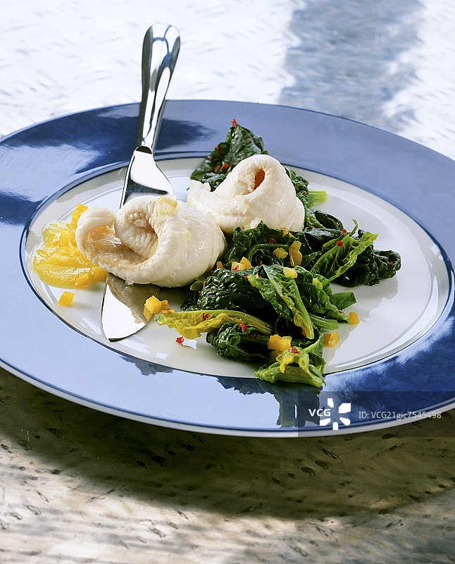 柠檬鳎鱼片配菠菜和胡椒丁图片素材