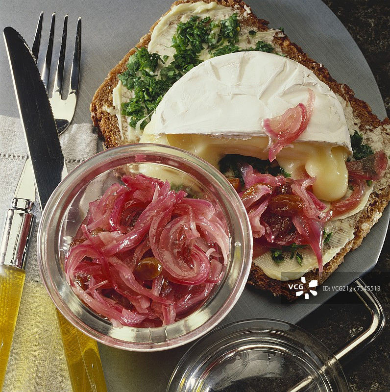 全麦面包配卡门培尔奶酪和洋葱酱图片素材