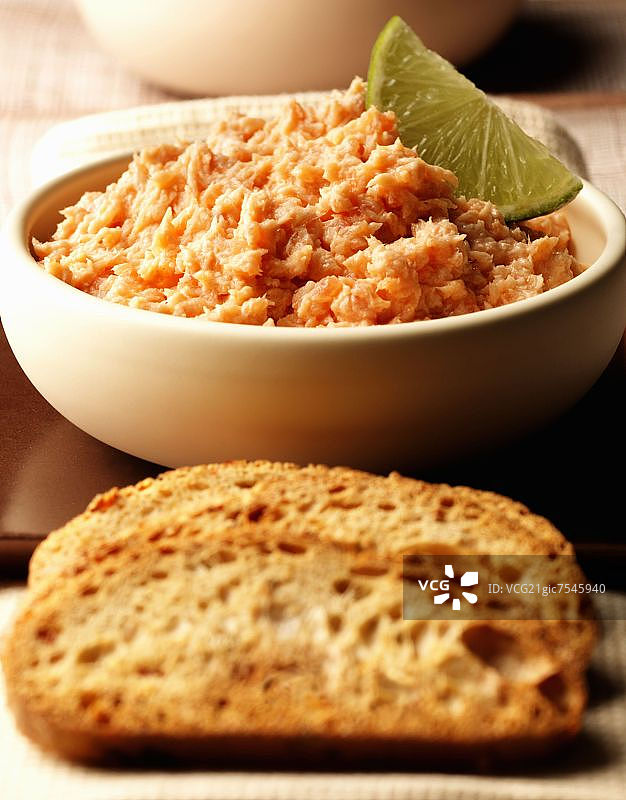 碗装三文鱼慕斯和面包片图片素材