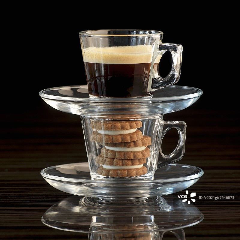 玻璃杯中的浓缩咖啡和饼干图片素材