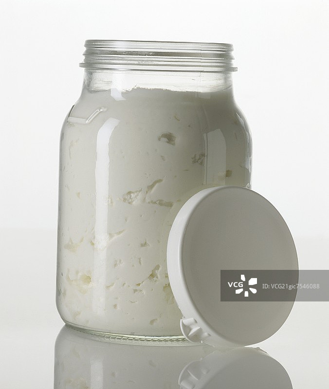 装满意大利乳清干酪的玻璃罐图片素材