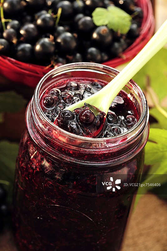 罐装黑加仑果酱图片素材